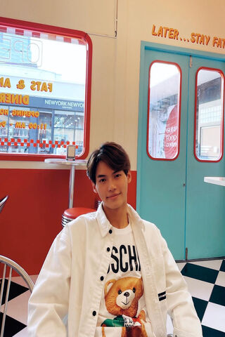 Chillin' in Style at Win's Diner 🍔✨