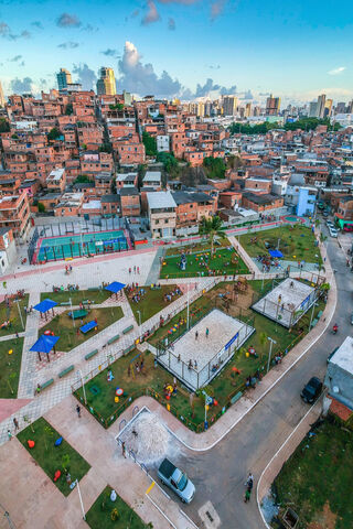 Salvador's Vibrant Heart: A Community in Motion 🌆❤️