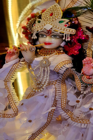 Divine Melody: The Ench..