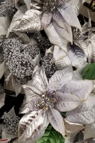 Silver Elegance: A Touch of Christmas Magic ✨🎄