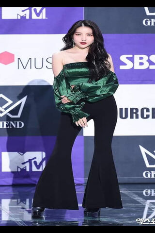 Sowon: The Glamorous Star 🌟