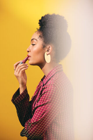 Conon: A Bold Statement in Beauty 🎨💄