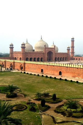 Majestic Badshahi Mosque: A Timeless Marvel 🕌✨
