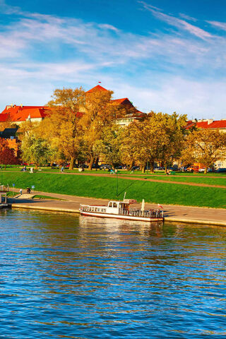 Serenity by the River: A Glimpse of Greatness 🌊🏞️