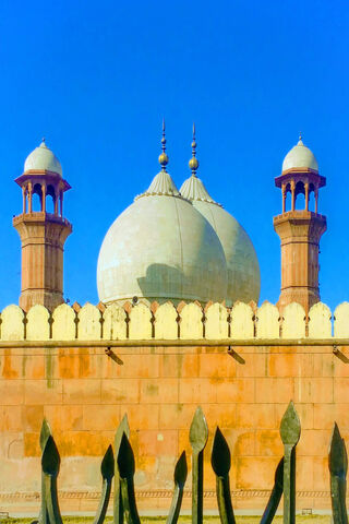 Majestic Splendor of Badshahi Mosque 🕌✨