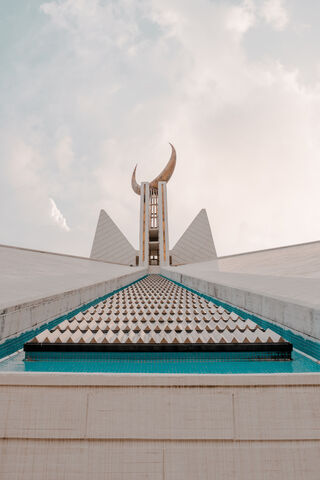 Majestic Faisal Mosque: A Symbol of Serenity 🕌✨