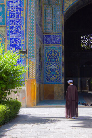 Serenity at the Mosque Entrance 🌿✨