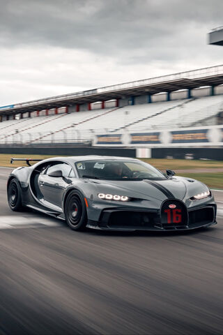 The Beast on Wheels: Bugatti Chiron in Action! 🏎️💨
