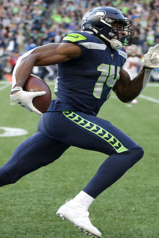 DK Metcalf: The Speedster in Action! 🏈💨