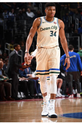 Giannis Antetokounmpo: The Greek Freak in Action! 🏀✨