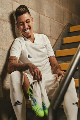 Roberto Firmino: The Smiling Star of Football ⚽✨