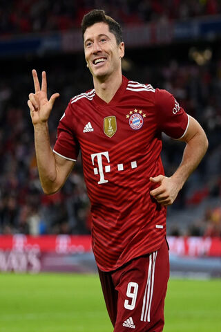 Goal Machine: Robert Lewandowski Celebrates Victory! ⚽🎉