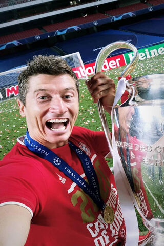 Lewandowski's Triumph: A Champion's Celebration! 🏆🎉
