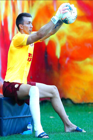 Muslera: The Guardian of the Goal 🥅⚽