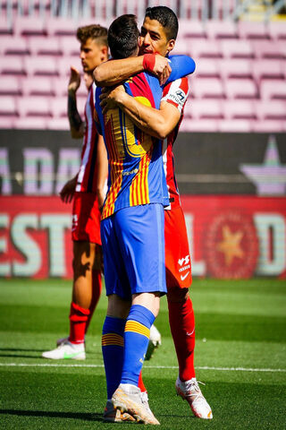 A Legendary Embrace: Messi and Suárez Unite Again! ⚽❤️