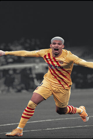 FCB Araujo: The Heart of Barcelona's Defense ❤️⚽