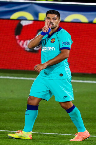 Suárez: The Silent Striker's Moment ⚽🤫