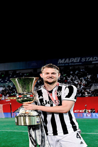 De Ligt's Triumph: A Champion's Moment! 🏆⚽