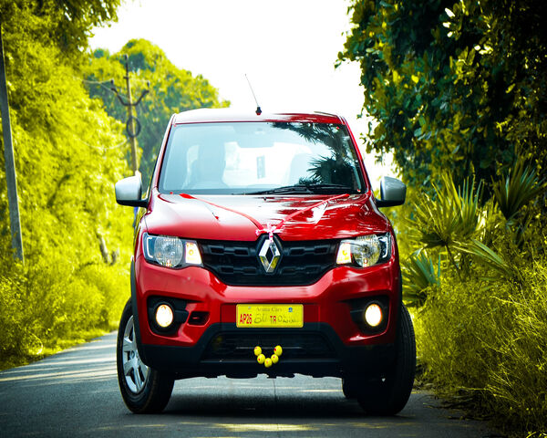 Kwid: The Compact Champion of City Roads 🚗 Wallpaper - Download to your ...