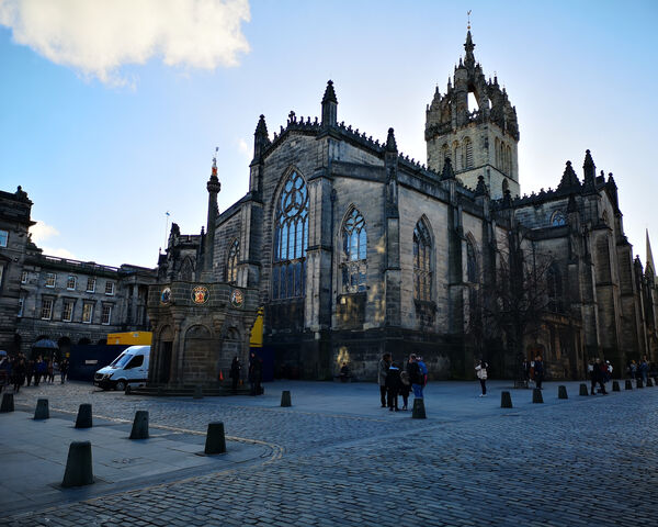Morning Serenity in Edinburgh Wallpaper - Download to your mobile from ...
