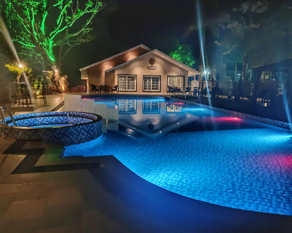 Ốc đảo ban đêm: Nơi nghỉ dưỡng thanh bình bên hồ bơi 🌊✨