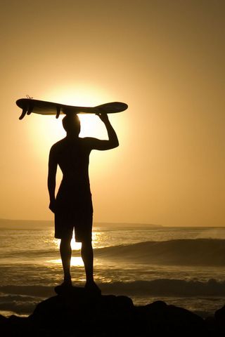 Surfer w zachodzie słońca