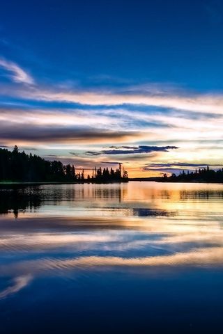 Lac-reflétant-le-soir-ciel
