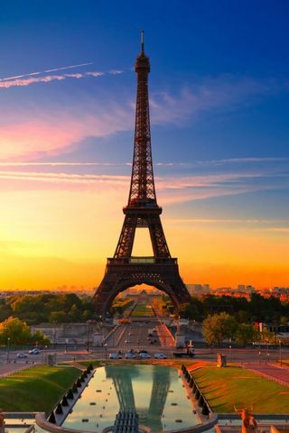 Eiffelturm bei Sonnenaufgang