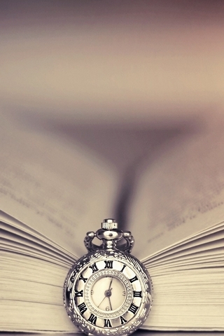 Relógio e livro