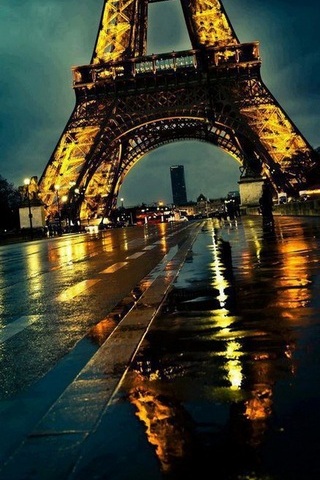 Menara Eiffel Pada Malam
