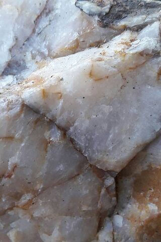 Glimmers of Nature: The Beauty of Quartz Rock ✨