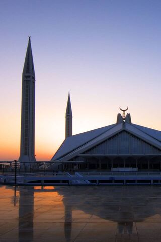 Serenity at Dusk: The Cami Islamic Experience 🌅