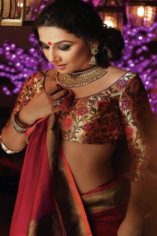 Elegance in Tradition: A Stunning Saree Look