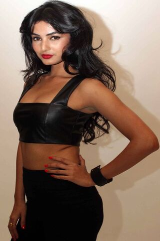 Bold and Beautiful: A Glamorous Look