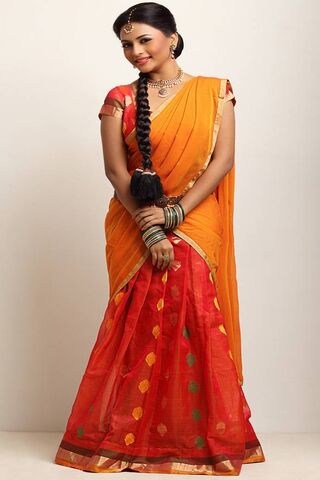 Radiant Elegance: Suza Hot in Traditional Splendor
