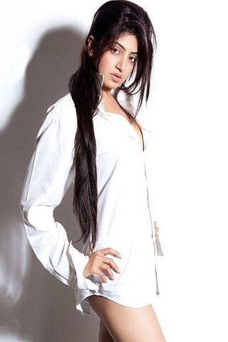 Elegance in Simplicity: Poonam Kaur's Chic Style