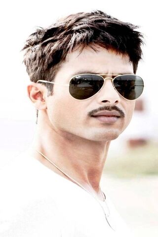 Shahid Kapoor: The Stylish Star 🌟