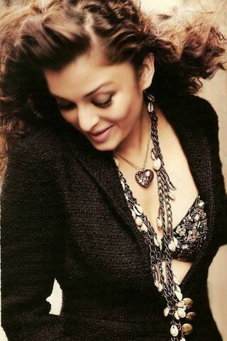 Aish: Elegance in Every Detail ✨