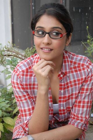 Charming Indian Starlet in Casual Chic 🌟