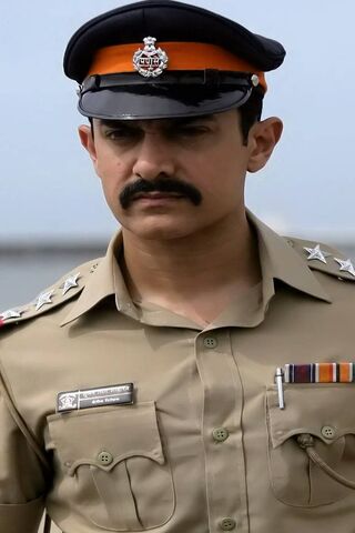Amir Khan as the Determined Officer in Talash 🚔🔍