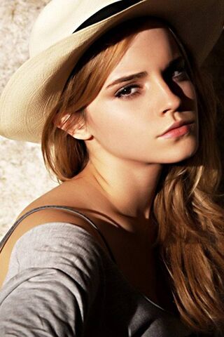 Chic Elegance: A Glimpse of Emma Watson