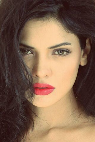 Captivating Charm: The Allure of Sara Loren ✨
