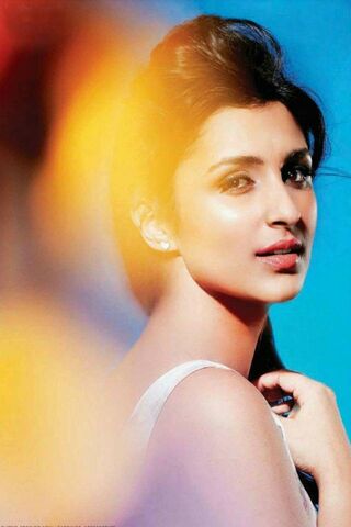 Radiant Elegance: Parineeti Chopra in HD 🌟