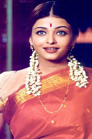 Elegance Personified: Aishwarya Rai in Traditional Attire