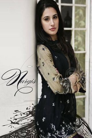 Elegance in Tradition: Nargis Fakhri