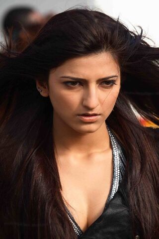 Captivating Charisma: The Essence of Shruthi Hassan