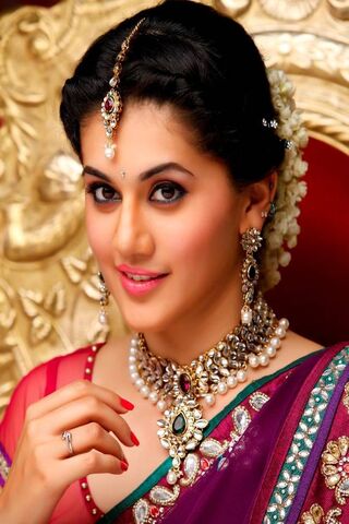Elegance Personified: Tapsee in Traditional Splendor
