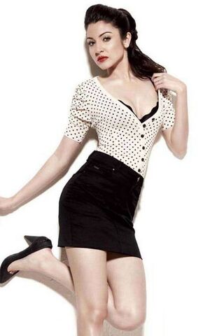 Chic Elegance: Anushka Mxim's Fashion Statement