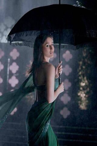Elegance in the Rain: Kareena Kapoor's Mesmerizing Moment ☔✨