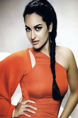 Elegance in Red: A Glamorous Portrait